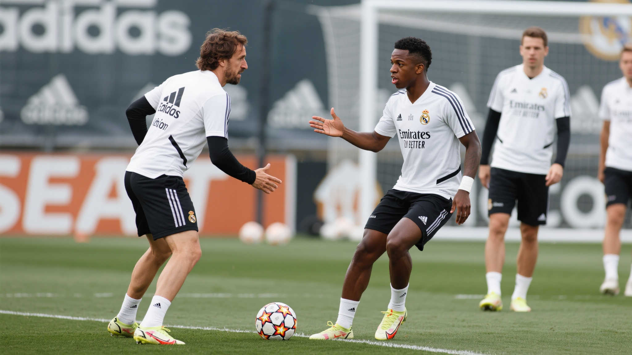 阿隆索训练场上与维尼修斯互动,多次手势传递施压策略 阿隆索训练场上与维尼修斯互动,多次手势传递施压策略