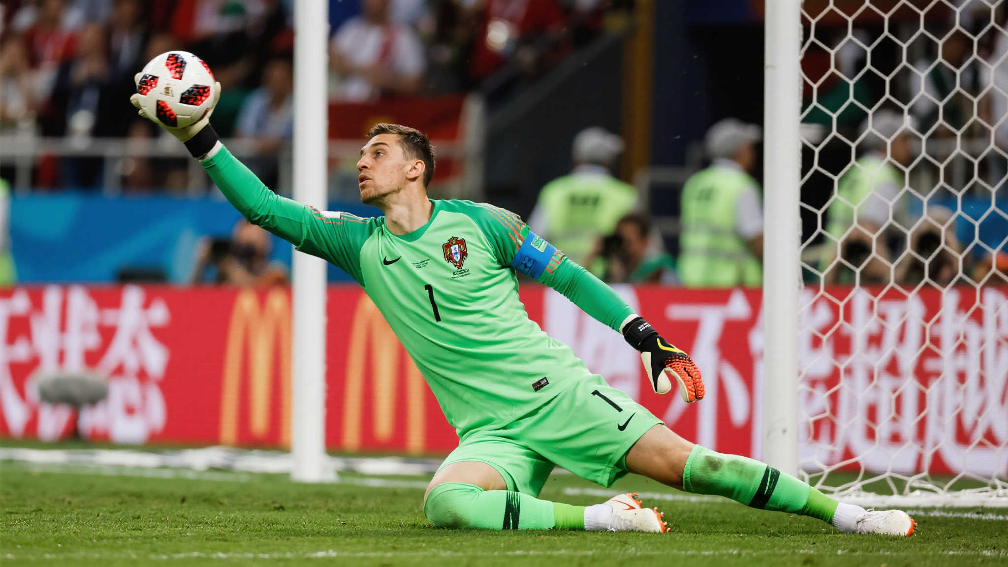 33岁足坛悍将疯狂救主:单场10扑助皇马取胜,赛后怒怼队友 33岁足坛悍将疯狂救主:单场10扑助皇马取胜,赛后怒怼队友